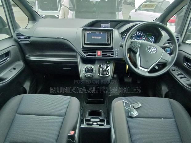 Toyota Noah 2021 Silver