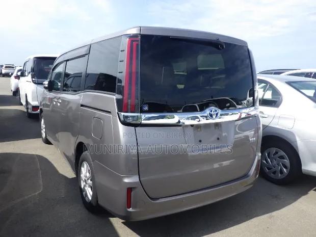 Toyota Noah 1.8 FWD Hybrid (7 seater) 2021 Brown