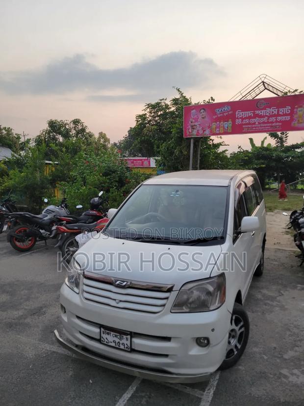 Toyota Noah 2002 White