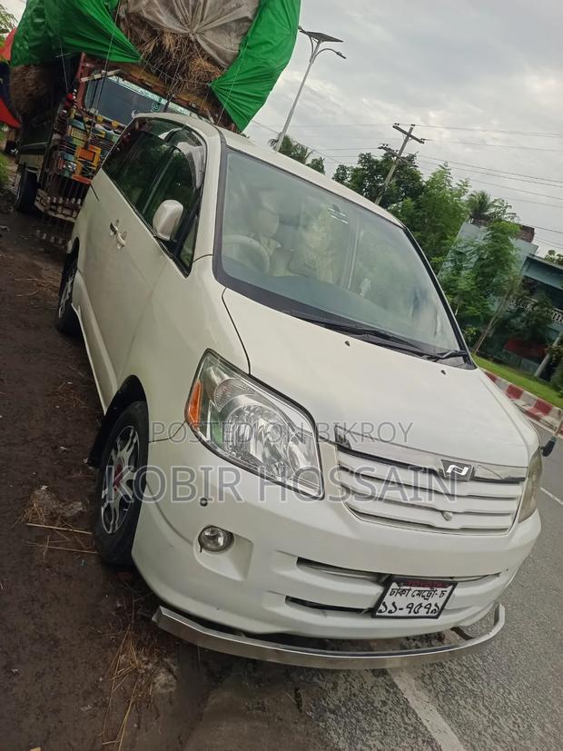 Toyota Noah 2002 White