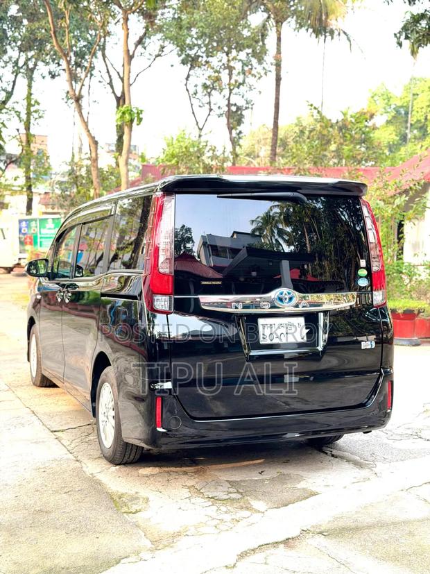 Toyota Noah 1.8 FWD Hybrid (7 seater) 2015 Black