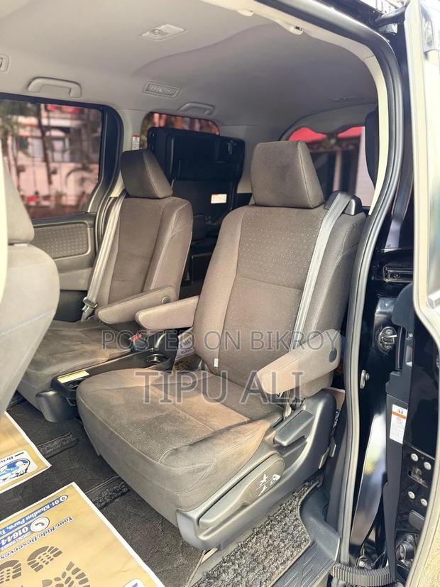 Toyota Noah 1.8 FWD Hybrid (7 seater) 2015 Black