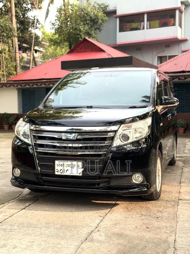 Toyota Noah 1.8 FWD Hybrid (7 seater) 2015 Black