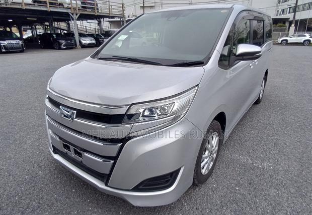 Toyota Noah 1.8 FWD Hybrid (7 seater) 2021 Silver