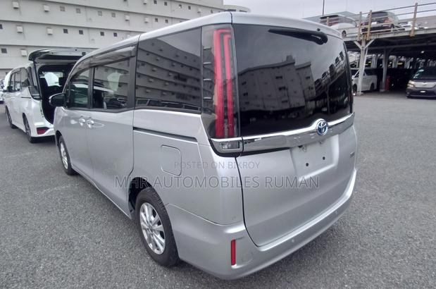 Toyota Noah 1.8 FWD Hybrid (7 seater) 2021 Silver