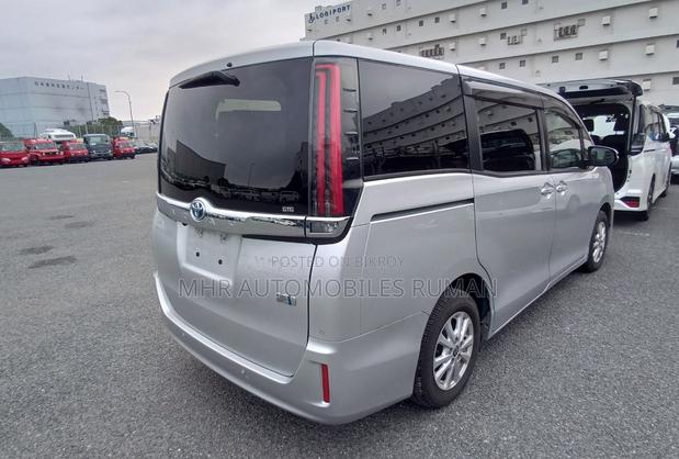 Toyota Noah 1.8 FWD Hybrid (7 seater) 2021 Silver