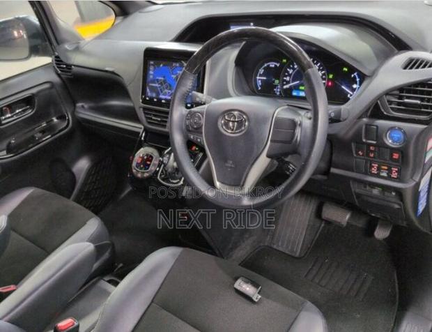 Toyota Noah 1.8 FWD Hybrid (7 seater) 2021