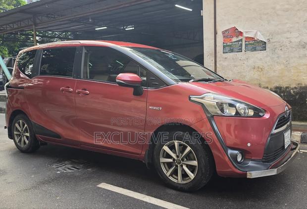 Toyota Sienta 2017 Red