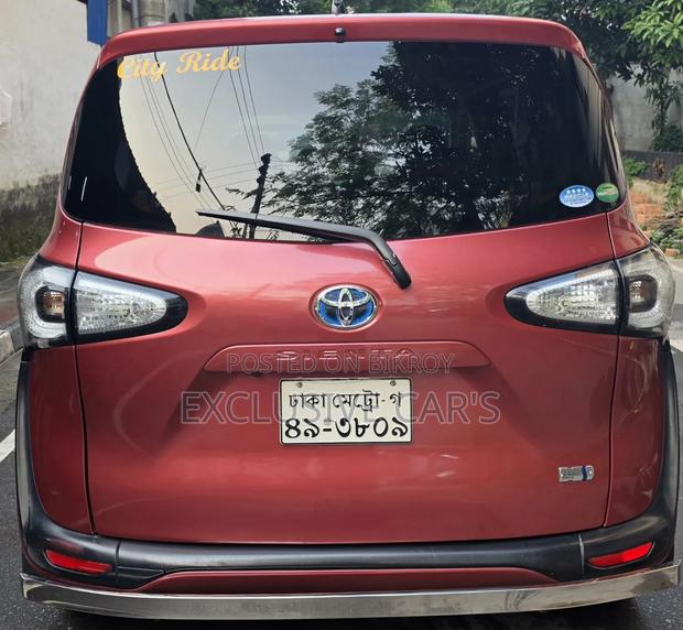Toyota Sienta 2017 Red