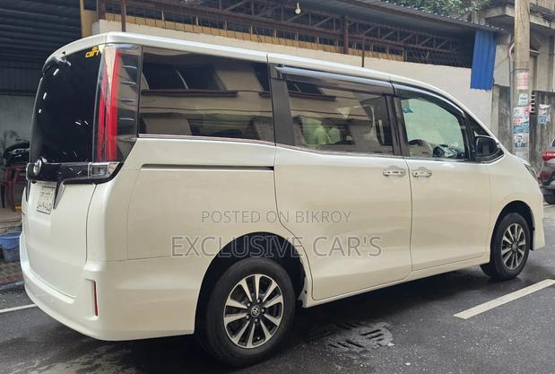 Toyota Esquire 2020 Pearl