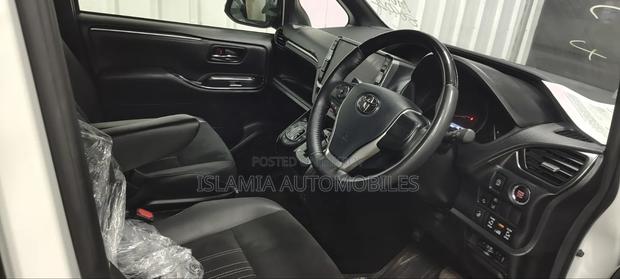Toyota Esquire 2.0 AWD (7 seater) 2021 Pearl