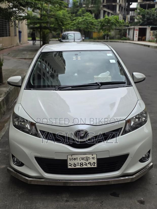 Toyota Vitz 2011 Pearl