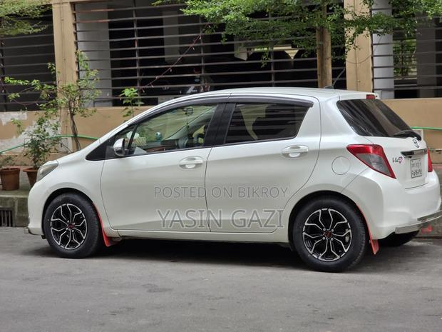 Toyota Vitz 2011 Pearl
