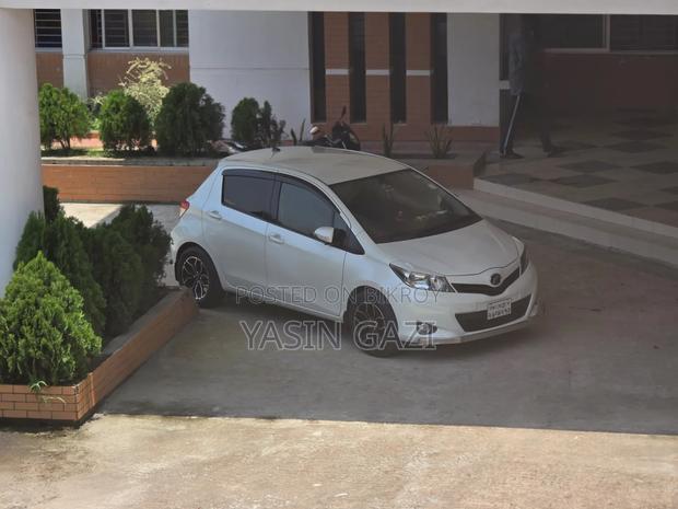 Toyota Vitz 2011 Pearl