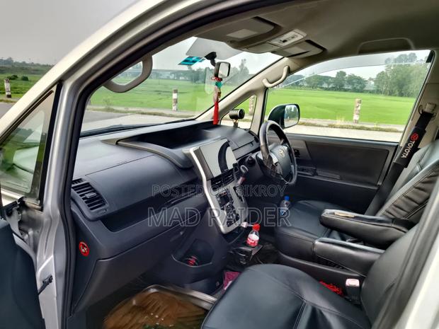 Toyota Noah 2.0 143hp FWD (8 Seater) 2011 Silver
