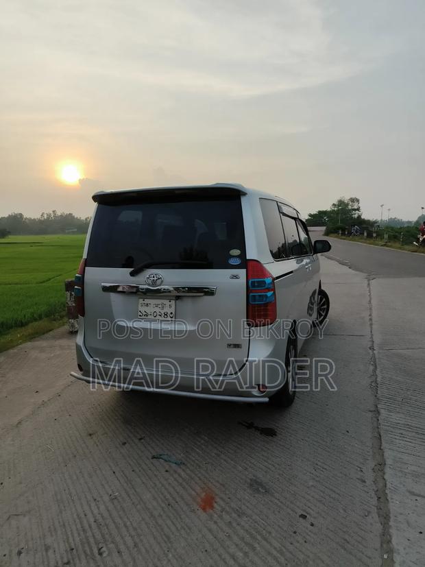 Toyota Noah 2.0 143hp FWD (8 Seater) 2011 Silver