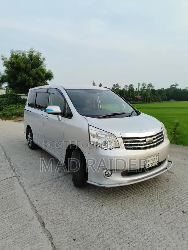 Toyota Noah 2.0 143hp FWD (8 Seater) 2011 Silver