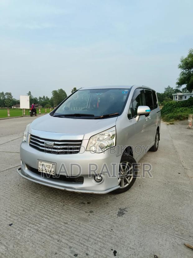 Toyota Noah 2.0 143hp FWD (8 Seater) 2011 Silver