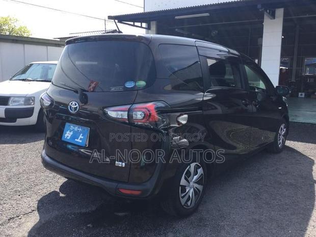 Toyota Sienta 2021 Brown