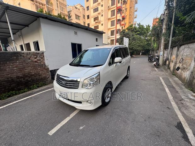 Toyota Noah 2012 Pearl