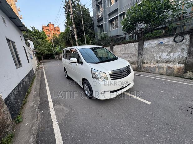 Toyota Noah 2012 Pearl