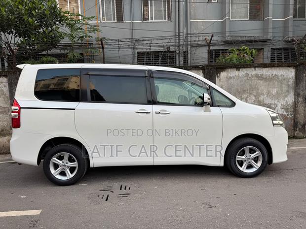 Toyota Noah 2012 Pearl