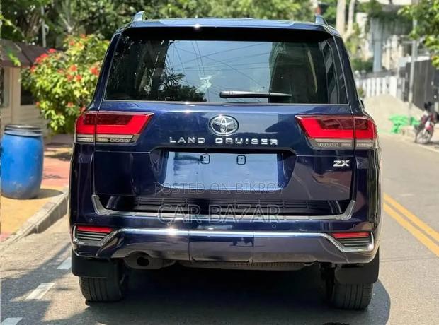Toyota Land Cruiser LC300 2022 Blue