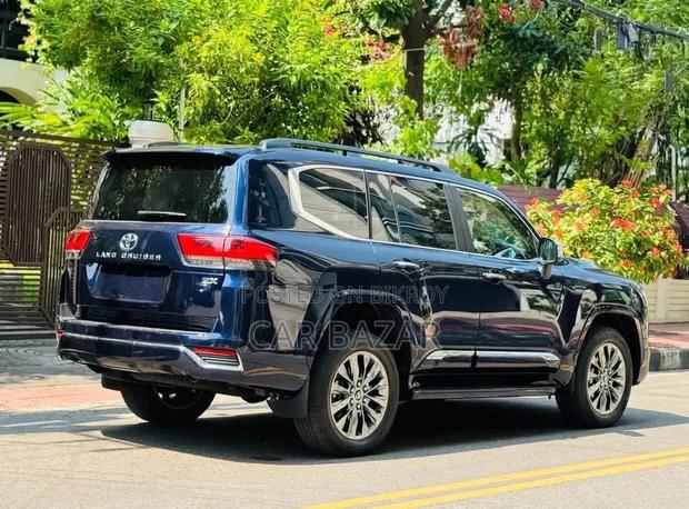Toyota Land Cruiser LC300 2022 Blue