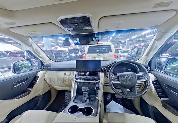 Toyota Land Cruiser LC300 2023 Pearl