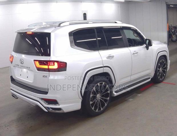 Toyota Land Cruiser LC300 2023 Pearl
