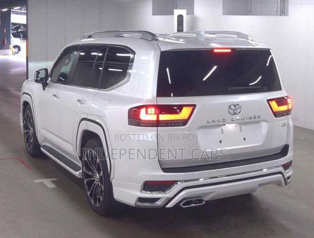 Toyota Land Cruiser LC300 2023 Pearl