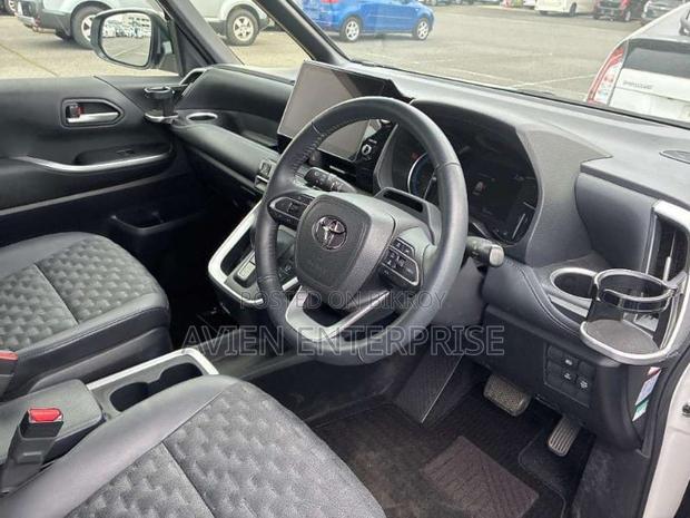Toyota Voxy Hybrid S-Z 2WD 7-Seater 2022 Pearl