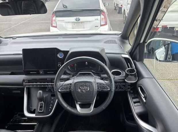 Toyota Voxy Hybrid S-Z 2WD 7-Seater 2022 Pearl