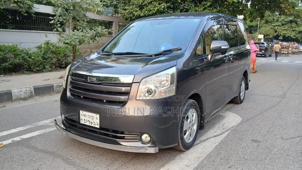 Toyota Noah 2008 Gray