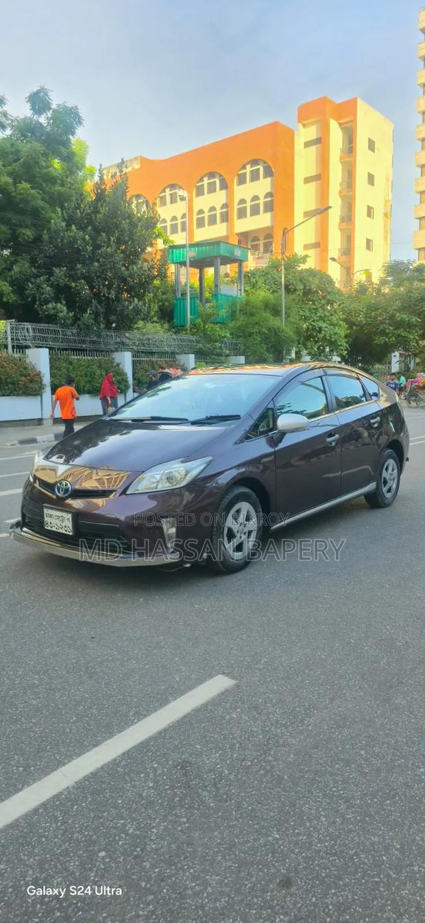Toyota Prius Four 4dr Hatchback (1.8L 4cyl gas/electric hybrid CVT)
