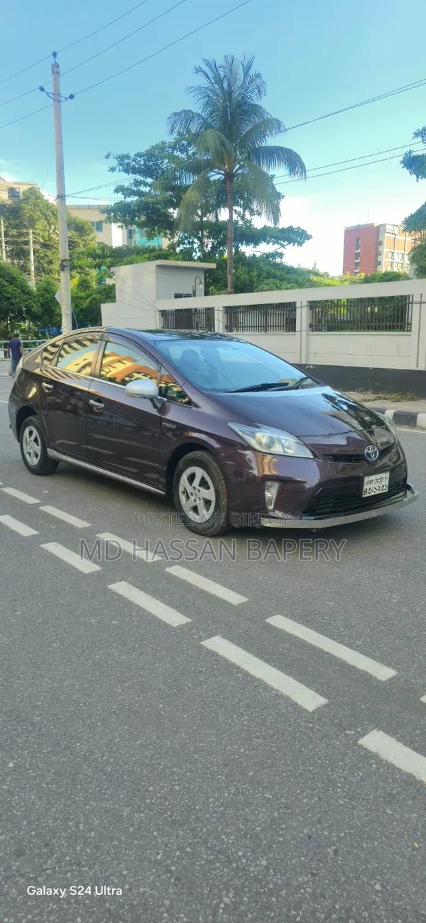 Toyota Prius Four 4dr Hatchback (1.8L 4cyl gas/electric hybrid CVT)