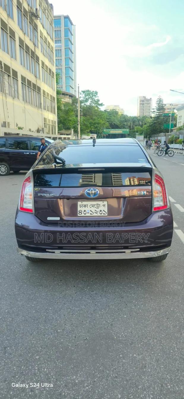 Toyota Prius Four 4dr Hatchback (1.8L 4cyl gas/electric hybrid CVT)