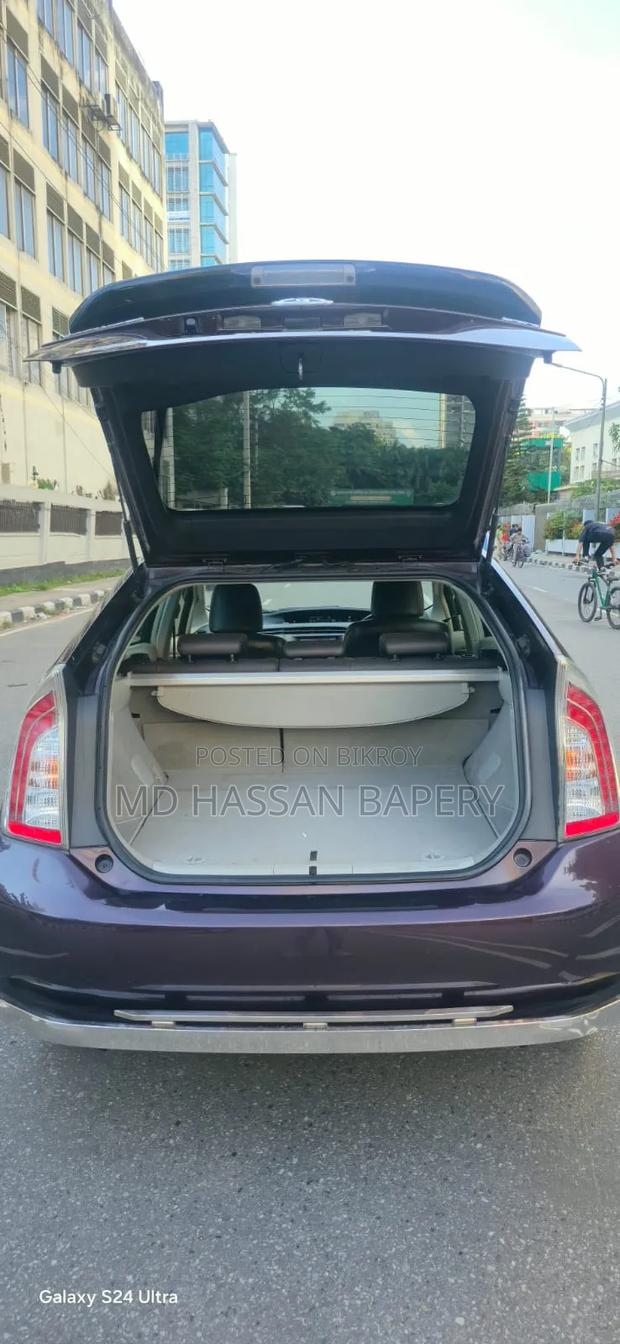 Toyota Prius Four 4dr Hatchback (1.8L 4cyl gas/electric hybrid CVT)