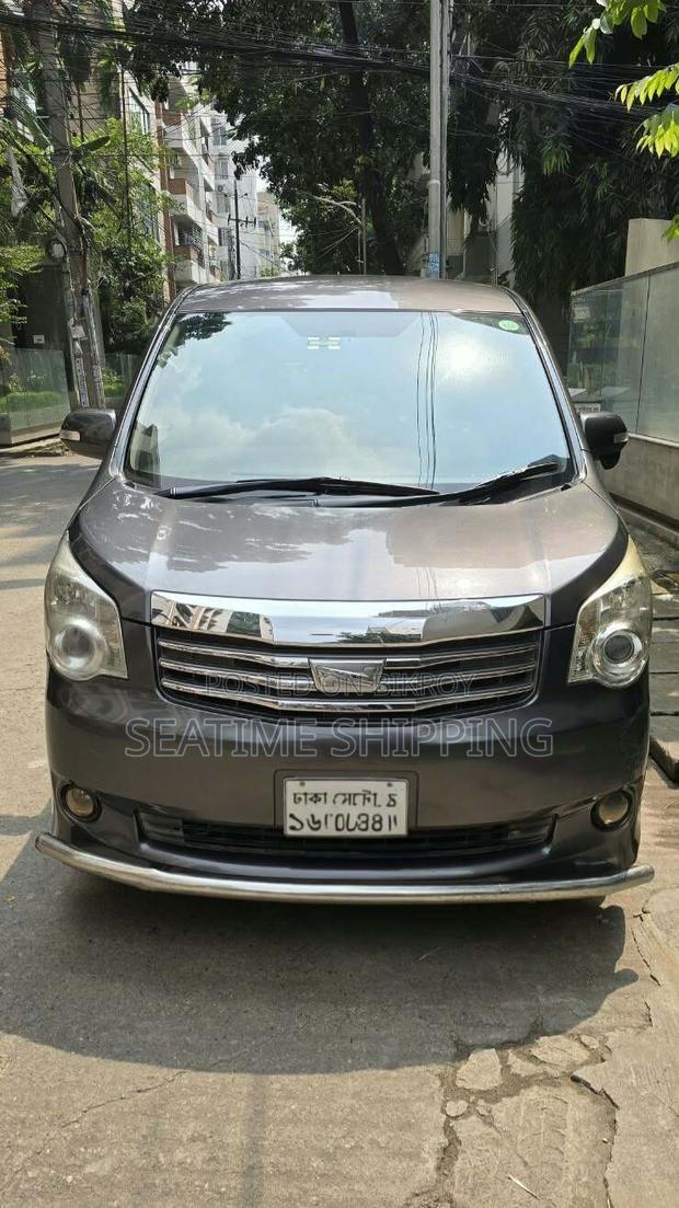 Toyota Noah 2.0 158hp FWD (8 Seater) 2013 Gray