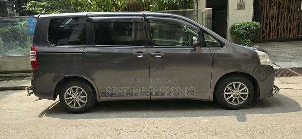 Toyota Noah 2.0 158hp FWD (8 Seater) 2013 Gray