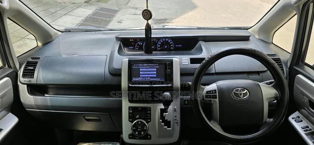 Toyota Noah 2.0 158hp FWD (8 Seater) 2013 Gray