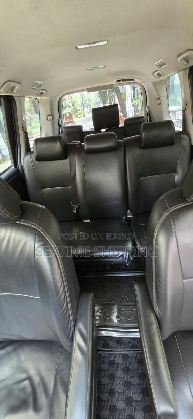Toyota Noah 2.0 158hp FWD (8 Seater) 2013 Gray